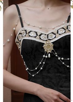 Pearl Body Chain Outfit, Royalcore Jewelry, Royalcore Dress, Dark Princess Dress, Aesthetic Royalcore, Pearl Body Chain, Body Chain Harness, Fancy Event, Gothic Princess