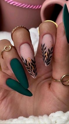 Emerald Green Fall Nails, Viking Nails Designs, Green Leaf Nails, Emerald Green Christmas Nails, Winter Nails Dark, Emerald Green Nail Designs, Nail Art Vert, Bridesmaid Nails