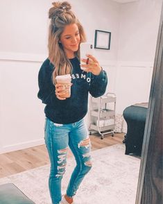 Jeggings Outfit Work Casual, Saturday Outfit Casual Weekend Wear Fall, Cute Sweatshirt Outfit, Normal Outfits Simple, Trendy Sweatshirt Outfit, Lazy Saturday Outfit, Cute Comfy Outfits For Fall, Comfy Weekend Outfit, Sunday Casual Outfit