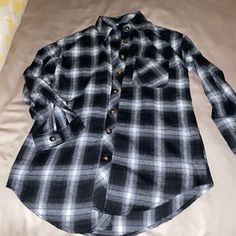 Long Sleeve Button Down Soft Flannel Shirt . Ladies Size Small , With An Oversized Relaxed Fit.Longer Length Flannel That Is Mid Thigh On Me 5”3. Perfect Condition And Brand New! Never Worn Or Washed. Cheap Oversized Button-up Flannel Shirt, Cheap Button-up Flannel Shirt With Snap Buttons, Flannel Tunic, Black And White Flannel, White Flannel, Soft Flannel, Flannel Shirt, Button Down Shirt, Relaxed Fit