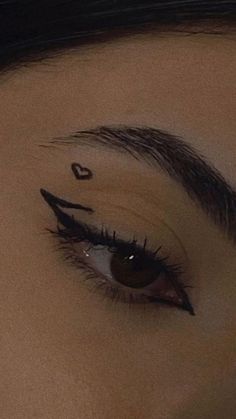 Natural Eyeliner Look, Modern Eyeliner, Bold Eyeliner Looks, Cat Eye Eyeliner Tutorial, Beginner Eyeliner, Easy Eyeliner Tutorial, Eyeliner Tutorials, Eyeliner Trends, Creative Eyeliner