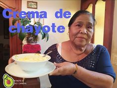 a woman holding a bowl of food in front of her face with the words crema de chapot on it