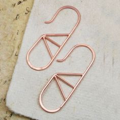 These super-cool Geometric Oval Wire Yellow Gold/Rose Gold Hoop Earrings are hand-crafted from sterling silver wire into a fashionable webbed design to create wonderfully unique, contemporary statement earrings. Also available in Sterling Silver. Made from: Made from Sterling Silver and 18kt Gold and Rose Gold Plating Dimensions: Earring Dimensions: approx. H4 0cm x W1.2cm