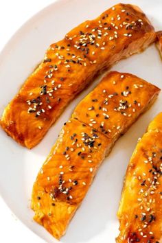 Save this Easy Sweet and Spicy Honey Sriracha Salmon Recipe, packed full of amazing flavor, and sure to become a family favorite! With instructions to either bake or pan-fry, this super easy and healthy dinner takes no time at all to make, with pantry staple ingredients that you’ll already have on hand.