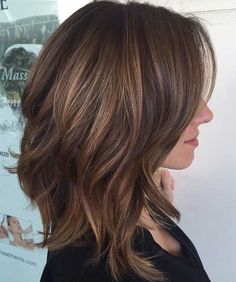 Warm Brunette Balayage Medium Rachel Haircut, Lob Haircut Brunette Highlights, Medium Hair Styles For Thick Hair Wavy Shaggy Bob, Medium Length Lob Thick Hair, Nev Campbell Hair, 2023 Womens Hairstyles, Med Bob Hairstyles Shoulder Length, Midlength Hairstyles 2023, Razor Layered Haircuts