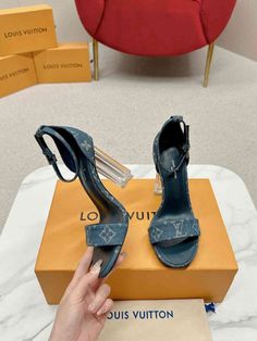 Ag5652300 👑 LV crystal diamond high heel sandals🍀 35-39 Lv Heels, Diamond High Heels, Crystal Diamond, Louis Vuitton Sandals, Valentino Women, Louis Vuitton Boots, Givenchy Women, Luxury Brands, Kids Sneakers