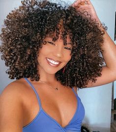 Brunette Hair Curly, Brunette Hair Natural, Short Brunette, Baddie Wallpaper, Short Brunette Hair, Highlights Natural, Curly Short, Big Curls