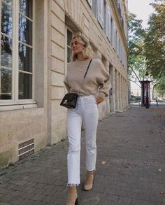 Annelaure Mais, Witte Jeans Outfit, Fall Style Inspiration, Spring Outfit Women, Beige Knit Sweater, Simple Winter Outfits, Look Zara, Taupe Boots, Fest Outfits