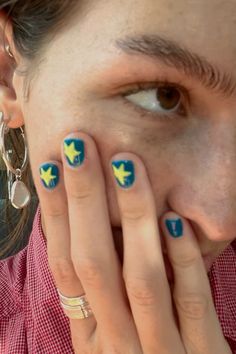 Star nail art #nails #nailart #starnails Amalie Star Nails, Vintage Nails Short, Bare Nail Art, Simple Blue Gel Nails, Nail Biter Nails, Nail Inspo Fall Short, Gel Nail Designs Stars, Dinosaur Theme Nails, Nail Designs Regular Polish