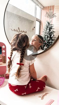 Ale Munoz : motherhood on Instagram: "Hoy nos inspiramos en la magia de la Navidad con un peinado extra clásico: ¡Half French Braids! 🎄❄️ Cuando pienso en estas fechas, no puedo evitar recordar el Nutcracker, lazos, y todo lo icónico de la temporada. Este peinado es perfecto para capturar ese vibe. 🎀✨

Aqui les enseño paso a paso cómo recrearlo, y si aún no saben hacer trenzas francesas, ¡este es ideal para empezar a practicarlas! 💁‍♀️ Prepárense para un look sencillo, pero elegante y lleno de espíritu navideño. 🎅🎁 #hairtutorial #kidshairstyles #hairstyletutorial #peinadosparaniñas" French Braids, Hairstyle Tutorial, Nutcracker, Braids, Hairstyles, On Instagram, Instagram