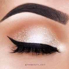 If you apply winged eyeliner in the right way, it can define your eyes and make you appear prettier. But how to do that, you might wonder. Read our post where you can find eyeliner application hacks for every eye shape. Once you learn that, you will apply eyeliner in the most flattering way. #makeup #makeuplover #wigedeyeline Beginner Eyeliner Tutorial, Eyeliner Tutorial Winged, Beginner Eyeliner, Easy Eyeliner Tutorial, Beginners Eyeliner, Eyeliner Application, How To Do Eyeliner, Shimmer Eye Makeup, Eyeliner Hacks