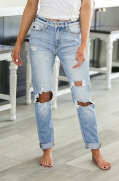 Kancan Canyon High Rise Mom Jeans Simple Mom Outfits, Tomboyish Outfits, Women's Wardrobe Essentials, Real Women Fashion, How To Wear Jeans, Denim Essentials, Summer Denim, High Rise Mom Jeans, Cute Jeans