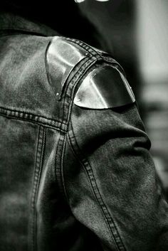 Detail Couture, Look Grunge, Battle Jacket, Shoulder Armor, Cooler Look, Fashion Blogger Style, Mode Vintage, Looks Style, Mode Inspiration