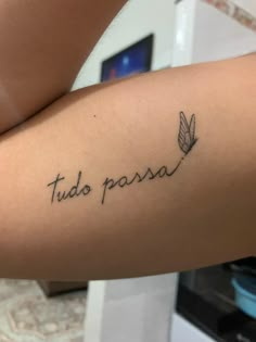 a woman's arm with the word tudo parasa written in cursive writing