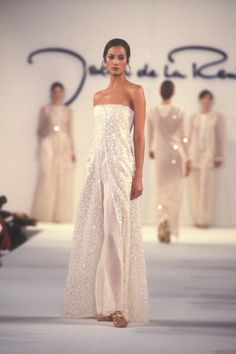 Runway Fashion Couture, Runway Dresses, Claudia Schiffer, Naomi Campbell, Junk Drawer, Runway Models, Mode Inspiration