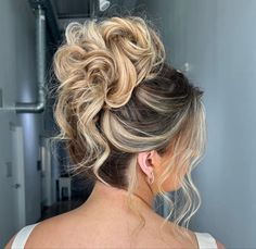 Formal Curly Bun, Messy Bun For Prom, Maid Of Honor Hairstyles Updo, Upstyles For Medium Hair, Sweetheart Hair, Hair Ups, Bride Hairstyles Updo, Formal Hair