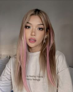 New Blonde Hair Trends, Spring Blonde Hair, Spring Blonde, New Blonde Hair, Blonde Hair Trends, Money Piece Highlights, Pink Hair Highlights, Pink Hair Streaks, Blonde Hair With Pink Highlights