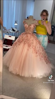 Kinsenyeta Dresses, Outfits To Wear To A Quince As A Guest, Short Quince Dresses, Small Quince Dresses, Dama Outfits Quinceanera, Quinseñeras Ideas, 16 Birthday Dresses, Elegant Quince Dresses, Peach Quinceanera Dresses