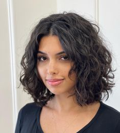 Short Wavy Hair With Layers Choppy Bobs, Short Hair Styles Curls, Bob On Wavy Hair, Short Hair For Wavy Thick Hair, Short Dark Wavy Hair, Curly Hair Cuts Short Layers, Natural Waves Haircut, Short 2a Hair, Short Hair Cuts Wavy Hair