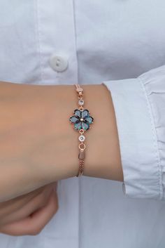 Blue Crystal Bracelet, Fancy Jewellery Designs, Jewelry Accessories Ideas, Girly Accessories, Casting Jewelry, Classy Jewelry