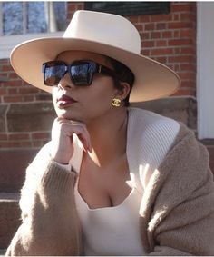 Neutrals Outfit, Style 2025, Zara Looks, Large Brim Hat, Hat Outfits, Classy Outfits For Women