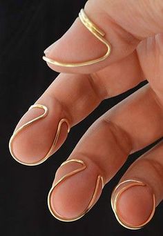 https://www.pinterest.nz/pin/326933254177401298/ Finger Tip Rings, Fingertip Jewelry, Guitar Nails, Guitar Butterfly, Nails Grunge, Finger Style, Guitar Fingers, Finger Jewelry, Learning Guitar