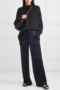 Silk Pants Outfit Street Styles, Black Pants Outfit Winter, Satin Pants Outfit Casual, Black Satin Pants Outfit, Silk Trousers Outfit, Pajama Pants Outfit