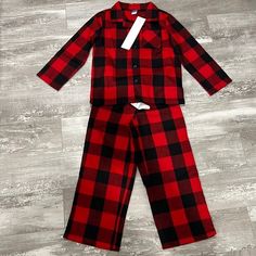 Red And Black Plaid Pajama Set Featuring A Front Chest Pocket And Button Closure. Gender-Neutral Kids Pajama Top Is Relaxed Through Body And Hits Below Waist. Sits At Waist And Relaxed Through Thigh And Leg. Be Sure To Check Out My Closet For More Kids Items From Zara, Janie And Jack, Gap, Old Navy, H&M Kids, And More! Condition - Nwt Size - 5 Style - Pajama Set Brand - Old Navy Description Is Also In Photos Color May Vary With Lighting Please See All Photos For Color, Details, Style, And Material Before Purchase Smoke And Pet Free Home Thank You For Checking Out My Listing! Old Navy Christmas Pajamas, Old Navy Pajamas, Striped Pajama Pants, Floral Pajama Set, Unisex Pajamas, Plaid Pajama, Fleece Pajama Pants, Old Navy Kids, Toddler Pajamas