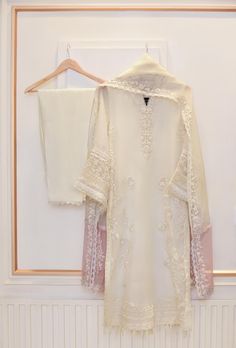 Pakistani Dresses Casual, Pakistani Fancy Dresses, White Clothing, Pakistani Fashion Party Wear, Beautiful Pakistani Dresses, Salwar Kamiz, Simple Pakistani Dresses, Designer Dresses Casual, Boutique Dress Designs