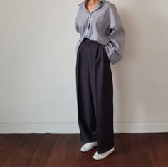 Japanese Minimalist Fashion, Japanese Minimalist, Korean Girl Fashion, Pleated Trousers, Stripe Shirt, Sporty Chic, 가을 패션, Korean Street Fashion, Korean Outfits