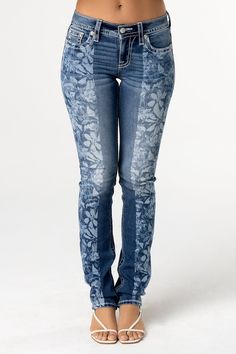 Mid-rise, medium dark-wash straight jeans- Laser printed floral split design- Golden Mini Miss Me logo with wing embroidery on classic back pocket- Rhinestone rivets- Embossed white leather Miss Me brand patch- Slight fading with whiskering- 5-pocket designFabric Content: 83% Cotton, 15.5% Polyester, 1.5% ElastaneCare: Gentle machine wash inside-out with like colors in cold water. Tumble dry low.Model is wearing size: 25Model Measurements:Height: 5'9"Bust: 32"Waist: 26"Hips: 35"Style No. M3636T9 Wing Embroidery, Me Logo, Printed Denim Jeans, Denim Jeans For Women, Womens Jeans Bootcut, Studded Denim, Split Design, Printed Jeans, Boot Cut Denim