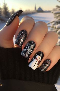 Festive Elegance: Black Christmas Nails for a Unique Look Black Christmas Nails, Black Gold Nails, Elegant Goth, Snowman Nails, Christmas Nail Ideas, Santa Nails, Holiday Nails Winter