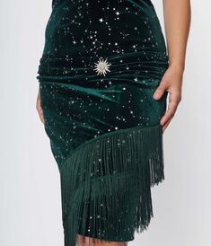 This fabulous 1920s inspired flapper dress is set in a beautiful shimmering emerald green and silver constellation velvet knit and features a unique asymmetrical fringe hem. Outfitted with an illusion neckline and accessorized with a rhinestone star. Complete with a back zipper.Available in sizes XS-5X while supplies last. Emerald Clothing, Emerald Green And Silver, Plus Size Flapper Dress, Gatsby Party Outfit, Velvet Knit, Velvet Fringe, Fringe Flapper Dress, Uv Clothing, Emerald Green Velvet