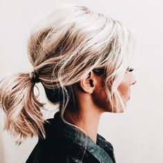 Low Pony Hairstyles, Girls With Short Hair, Feminine Qualities, Tail Hairstyle, Pony Hairstyles, Kraf Diy, Penteado Cabelo Curto, Messy Hair, Hoco Hair