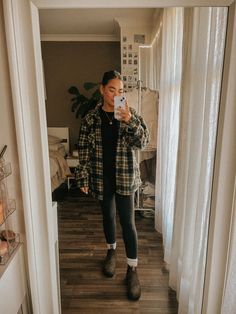 Winter Outfits Blundstone, Comfy Blundstone Outfit, Blundstone Outfit Sweatpants, Blundstone And Leggings Outfit, Casual Blundstone Outfit, Fall Outfits With Blundstone Boots, Leggings And Blundstones Fall Outfits, Leggings Blundstone Outfit