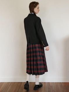 This is a Scottish skirt with a harmonious check pattern throughout. This skirt has a thick waistband, a simple two tuck on one side, and a pleated detail on the other, so you can style it to suit your desired mood. - Two sets of belt loops allow for unique expression with multiple belts.- Midi length allows for comfortable movement- Can be worn in any season Classic Pleated Skirt For Fall, School Uniform Style Pleated Skirt For Fall, Fall School Uniform Style Pleated Skirt, Fall School Uniform Pleated Skirt, Classic Fall Skirt With Accordion Pleats, Winter School Uniform Style Pleated Skirt, Classic Accordion Pleated Skirt For Fall, Fall Preppy Pleated Lined Skirt, Fall School Uniform Lined Skirt