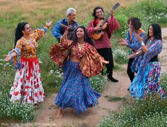 Romani Gypsy band "Svenko" from Russia. Gypsy musicians, dancing barefoot Gypsy girls. Barfuss Zigeunerin. Des Bohémiennes à pieds nus. Des Gitanes à pieds nus. Las gitanas descalzas. Roma People, A Group Of People, Group Of People, A Group, Tango, Flower Power, Sewing Projects, Sewing, Flowers