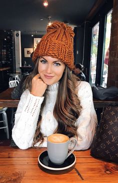 Cozy Christmas Outfit, Caitlin Covington, Christmas Outfit Ideas, Christmas Outfits Women, Foto Tips, Fall Photoshoot, A Cup Of Coffee, Brunch Outfit, Fancy Outfits