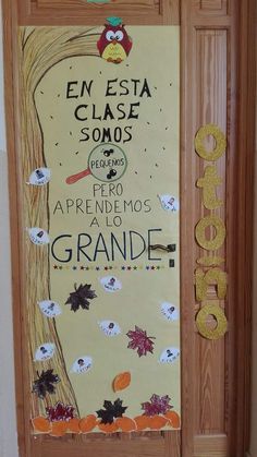 a bulletin board with an owl on it and spanish words in the center, surrounded by fall leaves