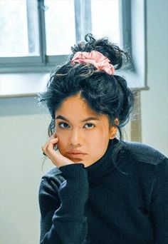 Scrunchie Styles, Peinados Recogidos, 90s Hairstyles, Silk Hair, Grunge Hair, Bad Hair, Scrunchie Hairstyles, Messy Hairstyles, Hair Dos