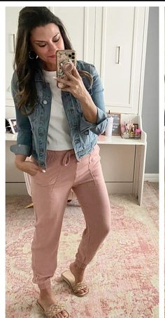 Teacher Jean Outfits, Summer Joggers Outfit Women, Khaki Joggers Outfit Women, Casual Teacher Outfits Summer, Casual Teacher Outfits, Jogger Outfits, Simple Work Outfits, Everyday Casual Outfits