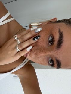 #nailart #nails #newnails #selfie Face And Nails Photo, Insta Inspo Selfie, Selfies With Nails, Nails Poses Instagram, Photos To Show Off Nails, Nail Selfies Instagram, Nail Pic Poses, Snap Chat Selfie Poses, Pics To Show Off Nails