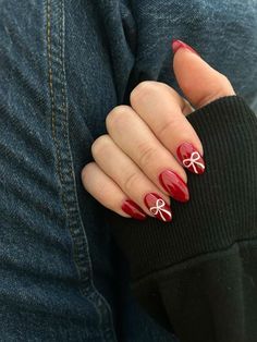 Nails Ideas 2024 Winter, Christmas Nails Inspo Simple, Red Christmas Nails Aesthetic, Cool Girl Christmas Nails, Aesthetic Holiday Nails, November Nails Red, Nyc Christmas Nails, Christmas Nails Inspo 2023, Nails Acrylic For Christmas