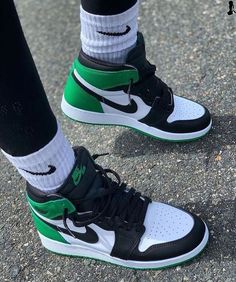 Green And White Nike Dunks Outfit, Black And Green Jordans, Green Jordan Outfit, Jordan Verde, Jordan Dunks, Green Nike Shoes, Dress And Sneakers Outfit, Green Jordans