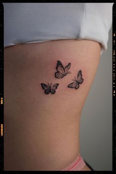 Baddie Tattoos Inspiration 3 Different Butterflies Tattoo, Butterfly Tattoo On Rib Cage, Butterfly Tattoo On Ribs, Butterfly Tattoo Under Breast, Tatooo Delicadas, Butterfly Sternum Tattoo, Baddie Tattoo Ideas Female, Baddie Tattoo Ideas, Baddie Spine Tattoo