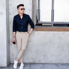 7 Dicas Para ser um Homem com Mais Estilo no Verão - Canal Masculino Chinos Men Outfit, Kemeja Lelaki, Pants Outfit Men, Formal Men Outfit, Formal Men, Mens Casual Outfits Summer, Chino Pants Men, Men Fashion Casual Shirts, Formal Mens Fashion