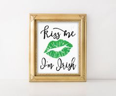 a gold frame with a green kiss me i'm irish print on it