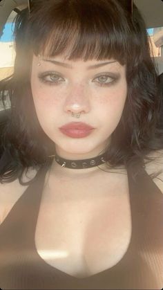 Plus Size Grunge Makeup, Green And Black Grunge Outfit, Makeup Looks Without False Lashes, Light Alternative Makeup, Summer Alt Makeup, Grunge Makeup Round Face, Natural Alternative Makeup, Spiky Eyebrows, Soft Goth Makeup Hooded Eyes