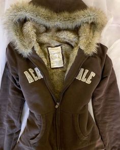 #clothing #fashion #y2k #trendy Cardigan Fall Outfit, Warm Hoodies, 00s Mode, The Cardigans, Fur Jackets, Collared Sweatshirt, Fur Coats