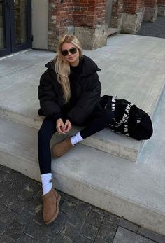 Alo Puffer Jacket Outfit, Skandinavian Fashion, Winter Fashion Outfits Casual, Chic Fall Outfits, Uggs Outfit, Cold Outfits, Legging Outfits, White Socks, Cute Winter Outfits